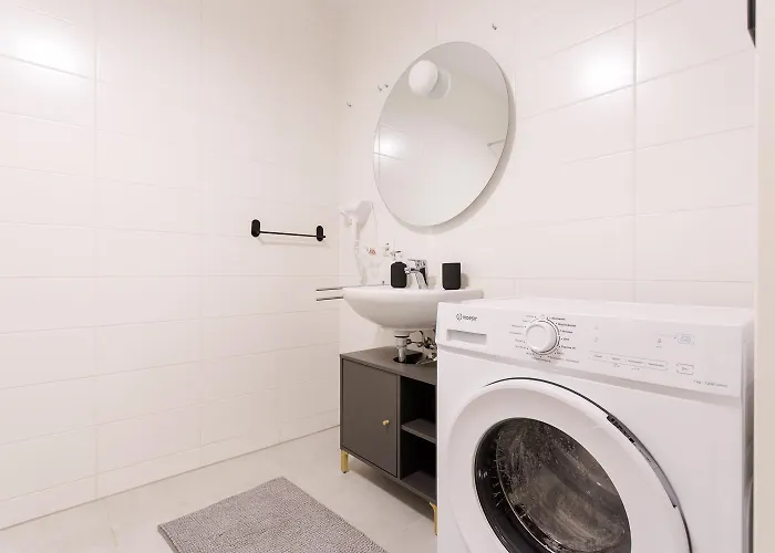 Modern Near Station With Balcony & Free Parking