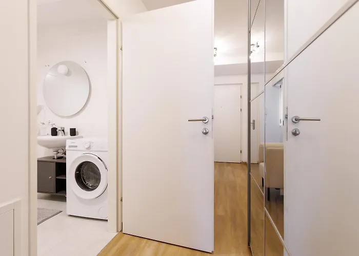 Modern Near Station With Balcony & Free Parking