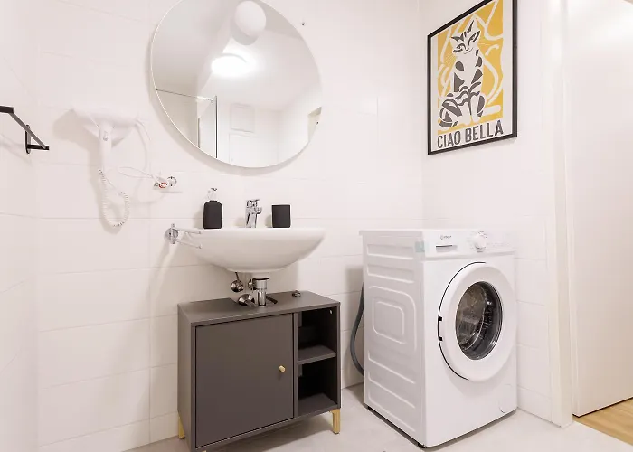 Modern Near Station With Balcony & Free Parking *