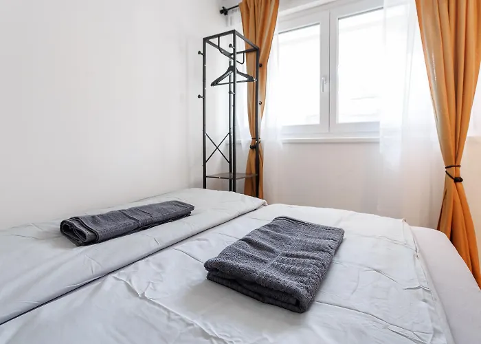 Modern Near Station With Balcony & Free Parking Apartment *
