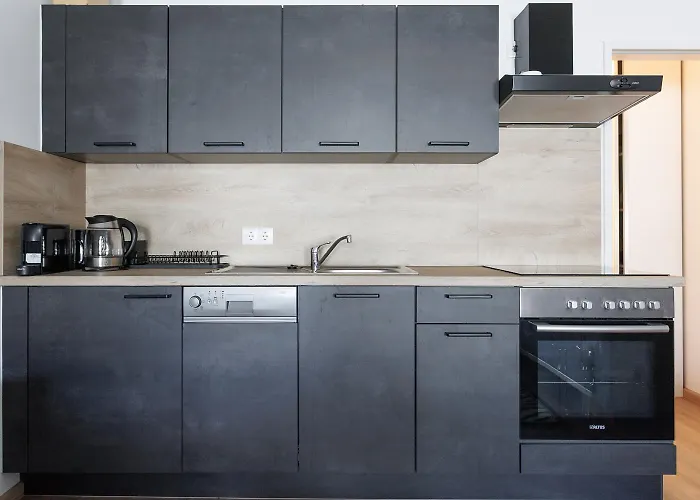 Apartment Modern Near Station With Balcony & Free Parking