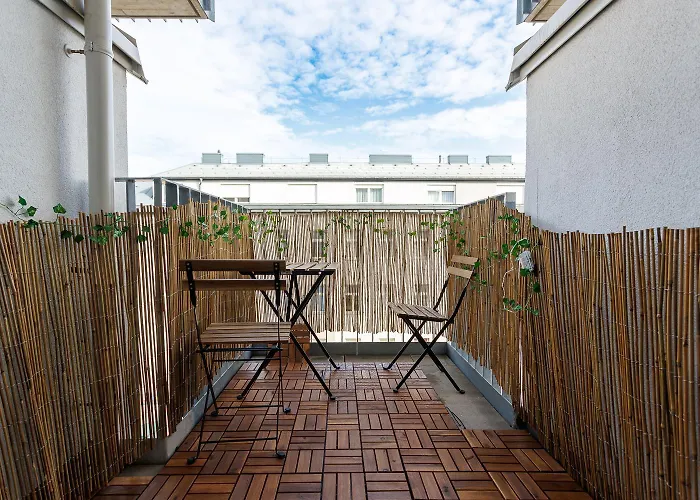 Apartment Modern Near Station With Balcony & Free Parking *