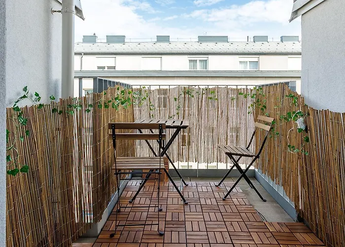 Modern Near Station With Balcony & Free Parking *